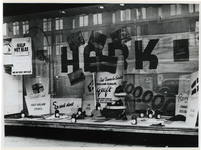 1968-310 Een etalage van Hark (Hulp Actie Rode Kruis).