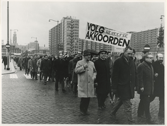1968-32 Demonstratie tegen de oorlog in Vietnam op het Schouwburgplein. Op de achtergrond de Lijnbaan.
