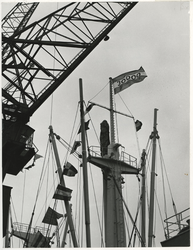 1968-4 De mast van het Franse vrachtschip 'Ville de Nantes' dat als 30.000ste schip in 1967 de Rotterdamse haven ...