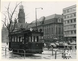 1968-425 Tijdens de opening van de metro. Oude tram met lijn nr. 1 tentoongesteld op de Coolsingel.