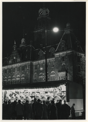 1968-428 Kermis op de Coolsingel bij het stadhuis tijdens de opening van de metro. Gezien uit het zuidwesten.