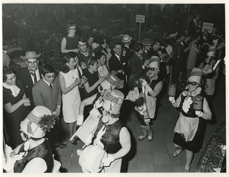 1968-452 Carnavalsviering van de declamatieclub Mutua Amicitia in de Rivièrahal in de wijk Blijdorp.