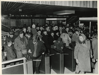 1968-458 Publiek bij de tourniquets in de hal van het metrostation Zuidplein, om proef te rijden met de metro.