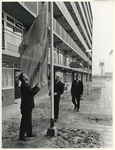 1968-462 Wethouder H.C.G.L. Polak (links) verricht de opening van het bejaardentehuis Beverburgh aan de Kromme Zandweg, ...