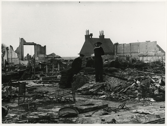 1968-476 Militairen van de Kriegsmarine tussen verwoeste huizen.