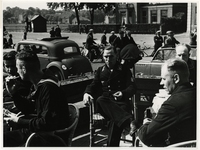1968-499 Duitse matrozen van de Kriegsmarine op het terras van een café.