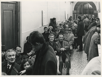1968-534 Op de afdeling Bevolking in het stadhuis, die op de eerste koopavond voor uitgifte van paspoorten geopend was.