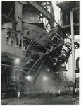 1968-549 De vernielde ketel van een kraakinstallatie bij Shell-Pernis, als gevolg van een ontploffing.