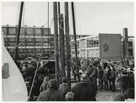 1968-553 De eerste paal voor een semi-permanent buurthuis in de wijk de Honderd en Tien Morgen wordt door J.G. van der ...