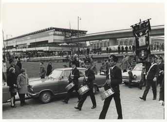 1968-720 Tijdens de opening van de metro. RET-harmonie speelt op het Zuidplein. Op de achtergrond het metrostation.