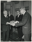 1968-728 Aanbieding in het stadhuis van een galle (maanzaadbrood) met zout door burgemeester W. Thomassen (rechts) aan ...