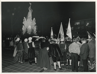 1968-729 Herdenking van de inname van Den Briel bij het monument op de Nieuwemarkt, door de Rotterdamsche ...