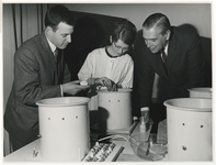 1968-731 Uitreiking aan enkele eerste gediplomeerde contactlenzenspecialisten door wethouder J.G. van der Ploeg (rechts).