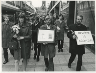 1968-871 Stille tocht op de Korte Lijnbaan van demonstranten ter herdenking aan de vermoorde Amerikaanse dominee Martin ...