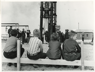 1968-905 Kinderen kijken toe hoe burgemeester W. Thomassen de eerste paal slaat voor de eerste van de zes te bouwen ...