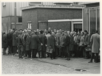 1968-908 Staking van arbeiders bij de machinefabriek van Braat aan de Doklaan.