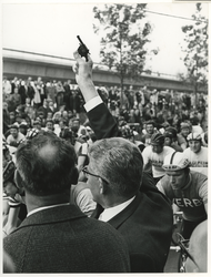 1968-936 Burgemeester W. Thomassen lost het startschot aan de oostzijde van de Maashaven voor de wielerwedstrijd: de ...