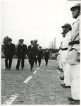 1968-937 Burgemeester W. Thomassen (derde van links) inspecteert brandweerlieden voor het begin van de demonstratie op ...