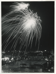 1968-963 Vuurwerk op de Sint Jacobsplaats ter gelegenheid van de viering van Koninginnedag.