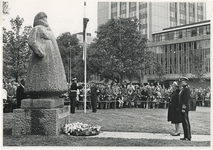 1968-965 Onthulling van het standbeeld van koningin Wilhelmina gemaakt door beeldhouwster Charlotte van Pallandt door ...
