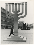 1968-974 Op het Stadhuisplein staat de zevenarmige kandelaar (menorah) ter gelegenheid van de Israëlweek, een kopie van ...