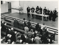 1968-98 Slotbijeenkomst van de kerkentocht in de gereformeerde kerk aan het Breeplein. Op het podium acht geestelijken ...
