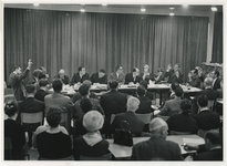 1968-99 Vergadering van de wijkraad IJsselmonde over de beveiliging van de route van sneltram lijn 2 in de wijk IJsselmonde.
