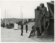 1968-995 Dodenherdenking bij het koopvaardijmonument De Boeg aan de Boompjes. Burgemeester W. Thomassen legt een krans ...