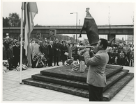 1968-996 Taptoe tijdens dodenherdenking bij het oorlogsmonument Il Grande Miracolo op het Zuidplein.