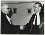 1969-1139 Installatie Mr. G.J.E. Poerink als vicepresident van de rechtbank. Felicitaties voor hem (rechts) bij zijn ...