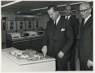 1969-1142 Ingebruikstelling gemeentelijke computer van het Gemeentelijk Rekencentrum (GRC) in het gebouw Katshoek door ...