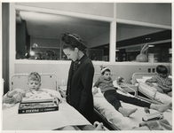 1969-1144 Prinses Margriet bezoekt de kinderafdeling na de officiële opening van het Sint Clara Ziekenhuis.