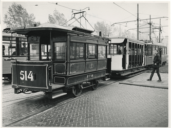 1969-1147 Oude trams naar remise Delfshaven.