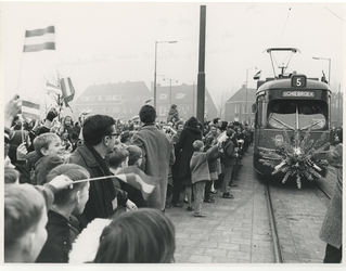 1969-1149 Verlenging tramlijn 5 naar Schiebroek. Verwelkoming eerste tram op het Kastanjeplein.