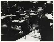 1969-1245 Gemeenteraad neemt het voorstel voor de koopavond aan. Raadsleden W. Baggerman van de VVD en A.J. Lems van de ...