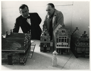 1969-1246 Voorbereiding tentoonstelling 'Ontmoet Erasmus '.Links tentoonstellingsbouwer Jacques Koedood, rechts ...