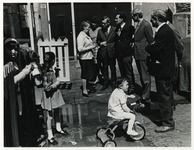1969-1248 Bezoek aan krotten in de Vredesteinlaan door kamerleden van de PvdA.