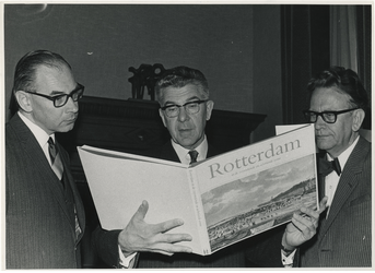 1969-1272 Uitreiking boek 'Rotterdam in de 17e en 18e eeuw '. Van links naar rechts de heer R.A.D. Renting, ...