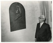 1969-1445 Onthulling plaquette Steven Hoogendijk. Beeldhouwer Adriaan van der Plas bij de plaquette in de Grote Kerk ...