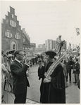 1969-1493 Opening tentoonstelling 'Ontmoet Erasmus op straat'. Links wethouder Jan Reehorst, rechts Erasmus uit het ...