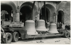 1969-1565 Aankomst van het nieuwe carillon bij het stadhuis op de Coolsingel.