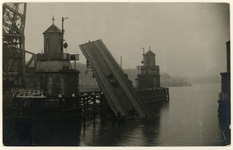 1969-1584 De spoorbrug, De Hef, in de Koningshaven na de aanvaring door het Duitse schip Kandelfels .
