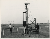 1969-1716 Aanvang heiwerk fundering voor het nieuwe Instrument Landing Systeem. Bij de luchthaven Rotterdam is men ...