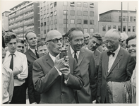 1969-1717 Opening verkeerstunnel onder Churchillplein. Wethouder J. Worst stelt officieel de verkeerstunnel onder het ...