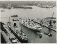 1969-1719 Versleping studentenschip Seven Seas van de parkhaven naar de Parkkade.