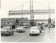 1969-2110 Plaatsing laatste balk van het metroviaduct tussen Zuidplein en Slinge.