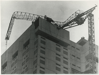 1969-2390 Ongeval met kraan Medische faculteit. De geknakte arm van de bouwkraan op het dak van de Medische Faculteit ...
