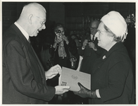 1969-2392 Uitreiking eerste deel van de Verzamelde Werken van Erasmus aan H.M. Koningin Juliana. Links Prof. Dr. J.N. ...