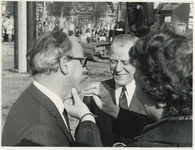 1969-2399 Eerste paal reconstructie Afrikaanderplein. Wethouder Georg de Vos slaat de eerste paal voor de reconstructie ...