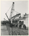 1969-2407 Laatste balk metroviaduct geplaatst. De laatste overspanning van de verlenging van het metroviaduct in ...
